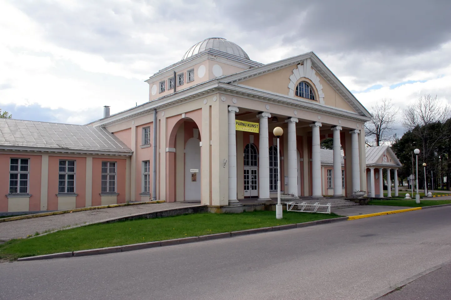 Ajalooline Pärnu mudaravila hoone Ranna puiesteel.