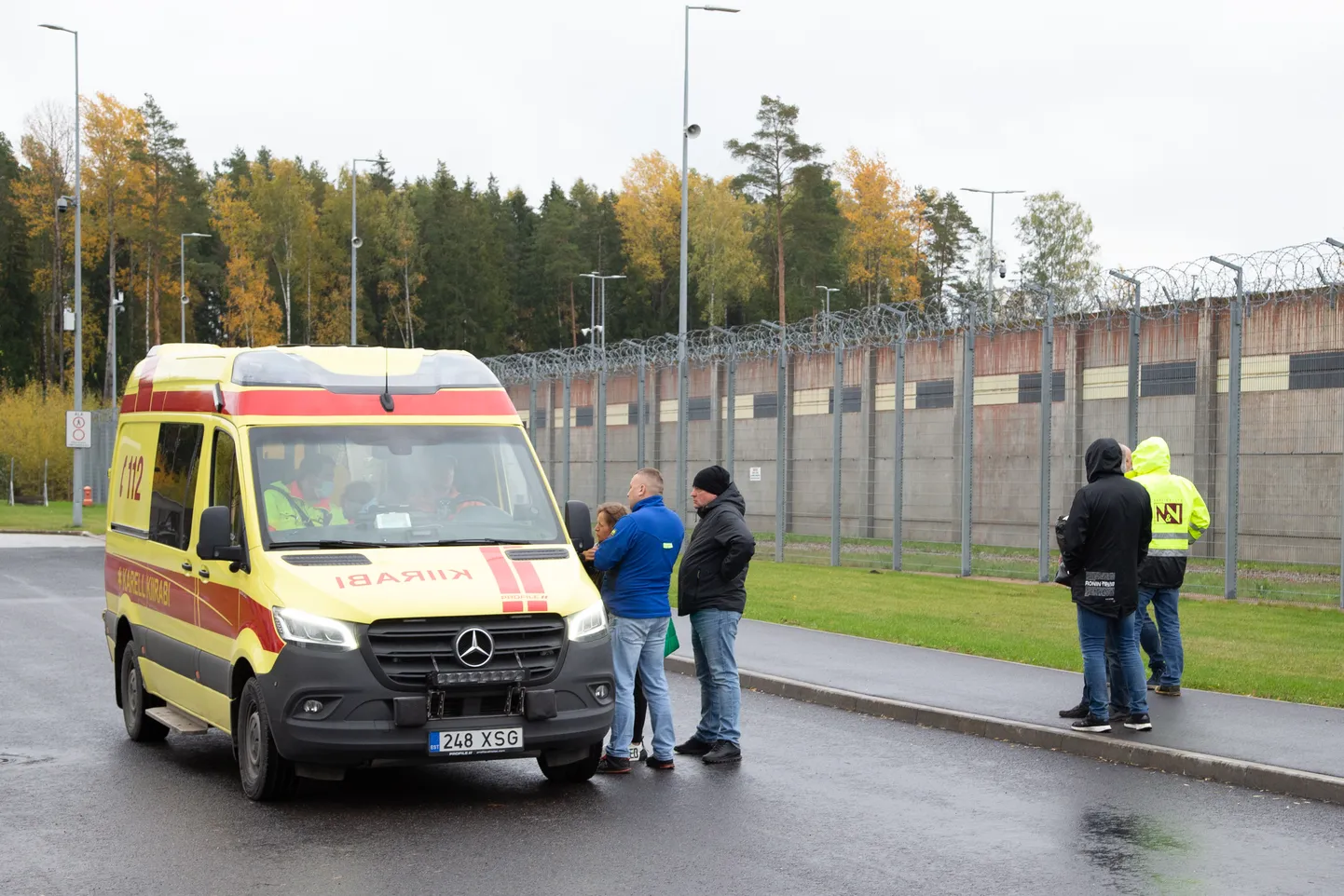 Meediasündmus aastast 2022. Selle aasta 3. novembril otsustas Tartu ringkonnakohus, et uurimise alla sattunud Nikolai Ossipenko vahi alla võtmine on vältimatult vajalik. Pildil toob kiirabiauto ettevõtja tema Peipsi-äärsest residentsist Viru vanglasse, kui Natalia Ossipenko püüab vangla väravas läbi kiirabiauto akna midagi öelda.