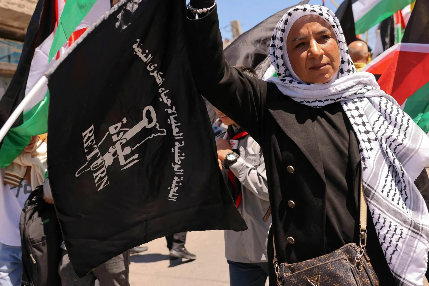 Palestiina meeleavaldaja eile Läänekaldal Hebronis plakatiga, mis nõuab 76 aastat tagasi Iisraeli territooriumile jäänud kodudest põgenenud või lahkuma sunnitud inimestele õigust naasta.