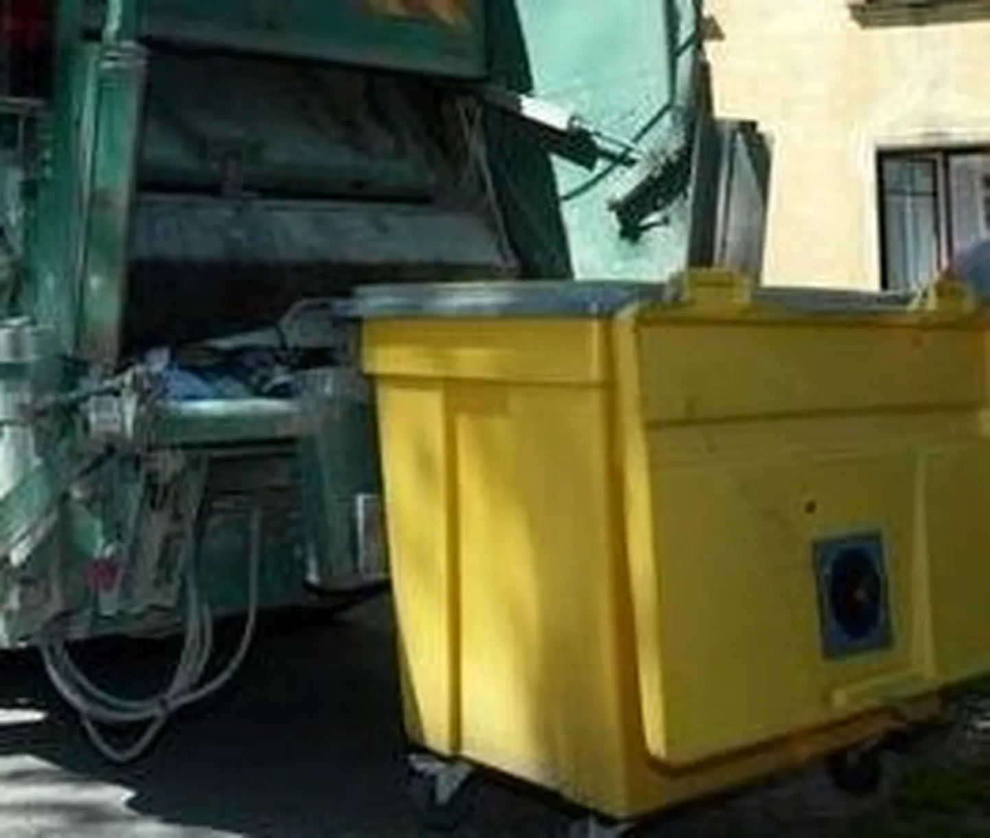 Prügikastis peatäit välja maganud mees kaotas elu