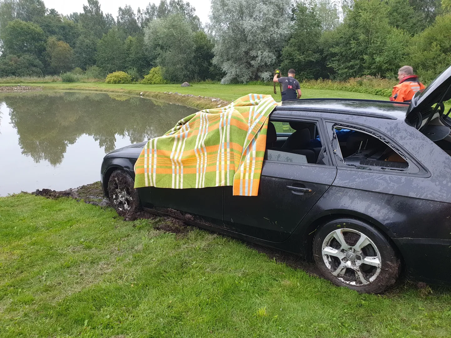 Päästjad tõid laupäeval Kambja valla majapidamise tiigist välja auto ja selle uppunud juhi.