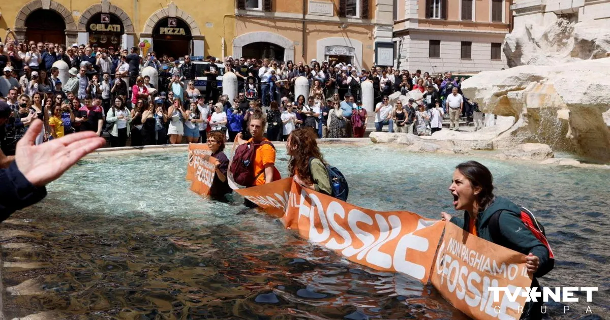 VIDEO ⟩ Attivisti ambientali hanno colorato di nero l’acqua della famosa Fontana di Trevi