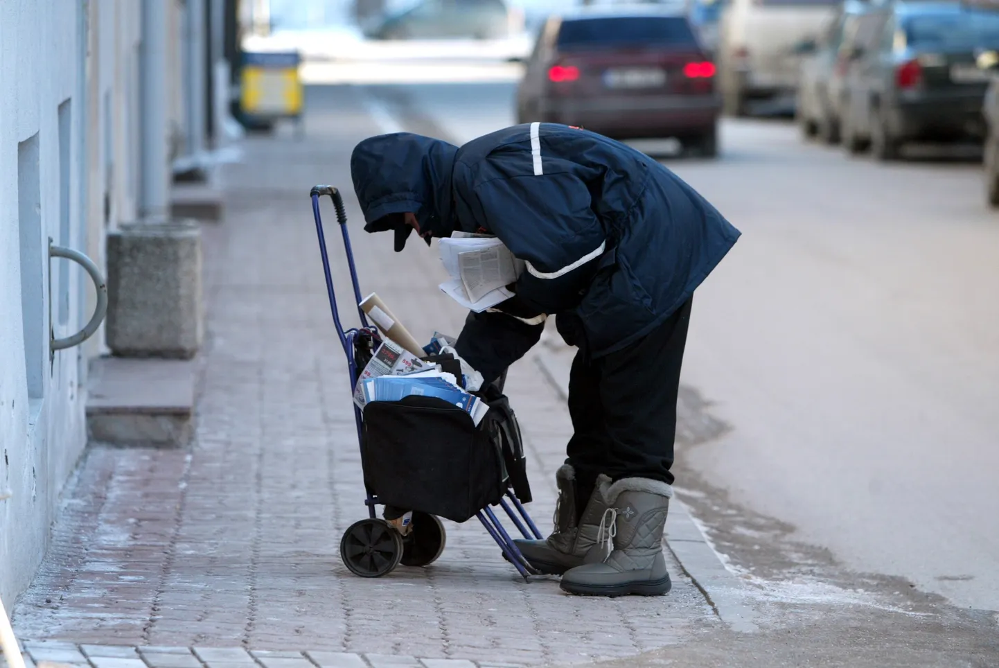 Kuna postiljonide kotid jäävad iga aastaga aina tühjemaks, siis tuleb postifirmadel leida uusi ärimudeleid ellujäämiseks.