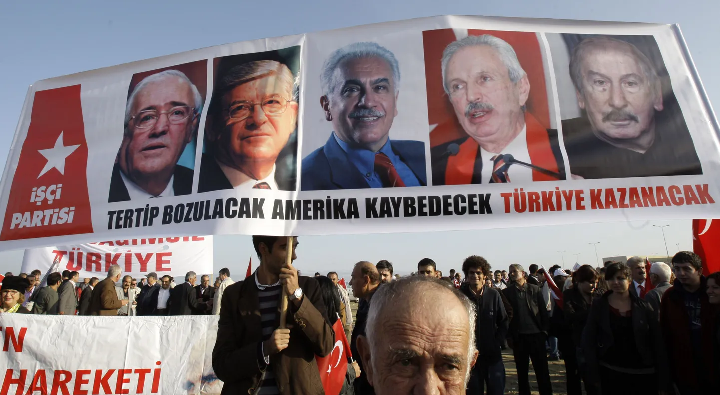 Türklased vahisatatud isikute plakatitega.