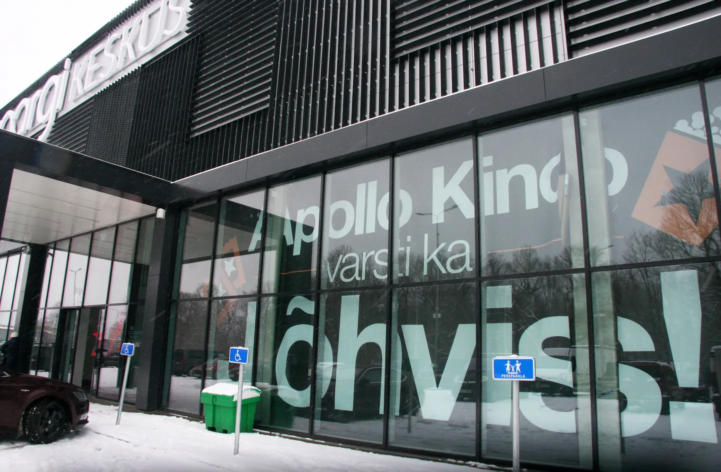 Plakat, mis lubab Apollo kino peatset  avamist Jõhvis Pargi keskuses, on olnud üleval juba eelmise aasta novembrist saati, kuid praeguse seisuga tuleb kinohuvilistel kannatust varuda veel mitu kuud.