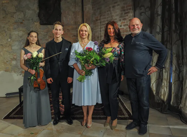 No kreisās: vijolniece Madara Liepiņa, pianists Daumants Liepiņš, komponiste Agneta Krilova, pils īpašniece Regīna Deičmane un komponists Pēteris Vasks Mazajā Mežotnes pilī 2022. gadā. 