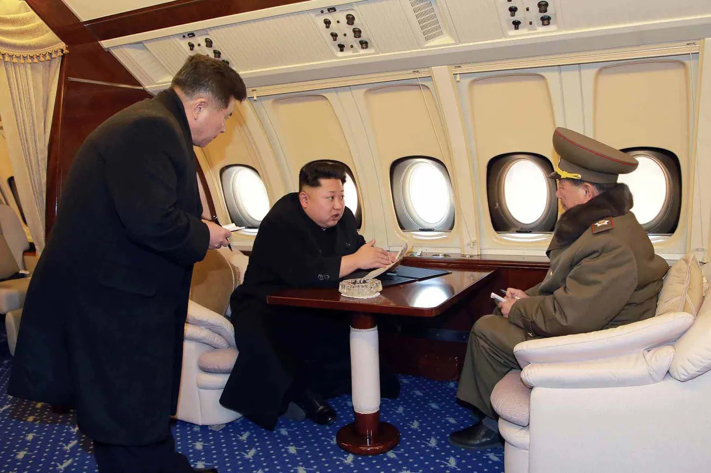 Kim Jong-un ja sõjaväelased juhi eralennukis