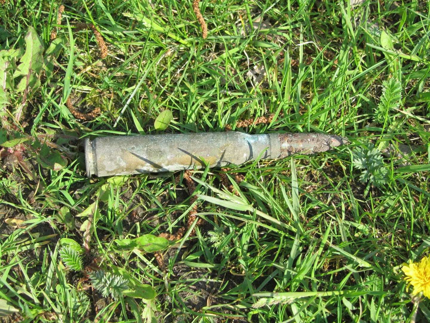 Toominga tänavalt leiti koristustööde käigus vene päritolu raskekuulipilduja padrun.