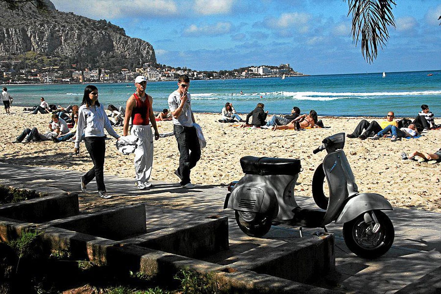 USA reisiajakirja lugejad valisid parimaks puhkusesaareks Sitsiilia. Pildil Mondello rand.