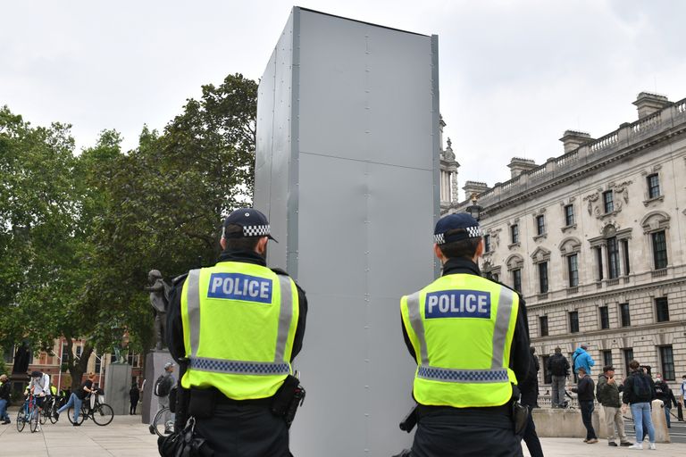 Politseinikud valvavad Churchilli monumenti, millele ehitati reedel kast ümber.