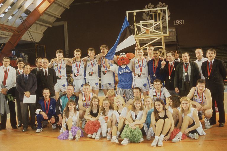 NSV Liidu meistriks tulnud Kalevi korvpallimeeskonna ühisfoto.