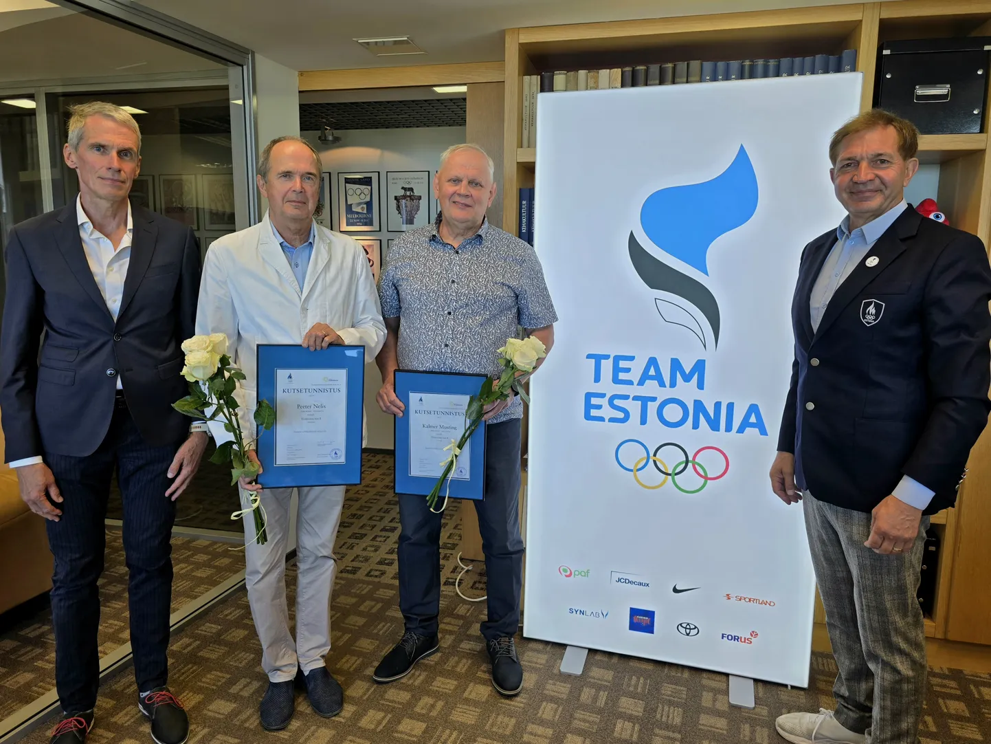Fotol vasakult: EOK treenerite kutsekomisjoni esimees Kristjan Port, vehklemistreener Peeter Nelis, käsipallitreener Kalmer Musting, EOK president Urmas Sõõrumaa.