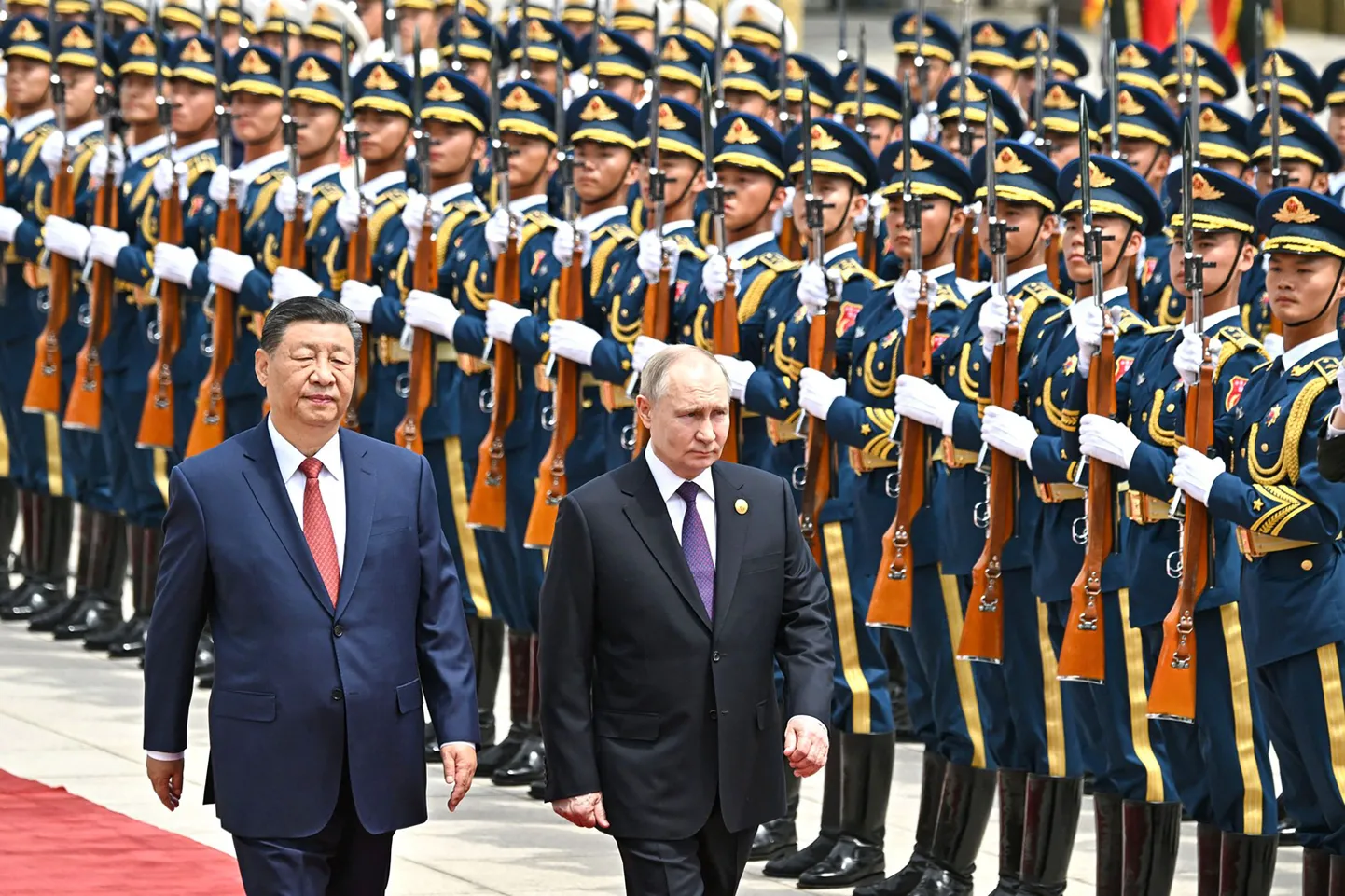 Venemaa režiimi juht Vladimir Putin ja Hiina president Xi Jinping paraadil Pekingis.