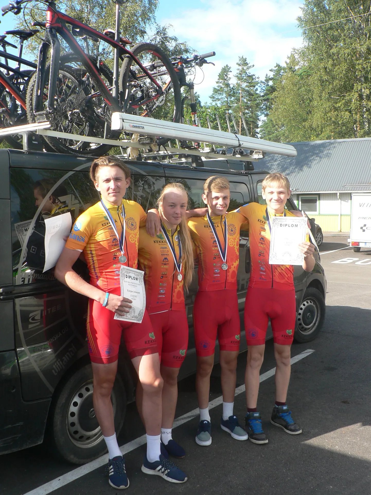 Viljandi rattaklubi esimene võistkond teenis teatesõidu Eesti meistrivõistlustel hõbemedali.