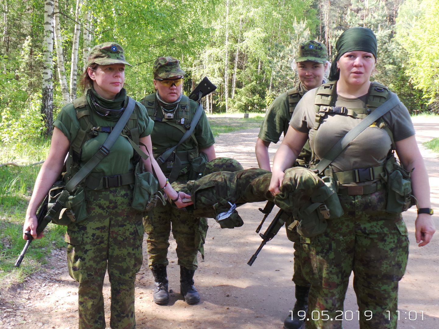 Sakala ringkonna naiskodukaitsjad (vasakult) Mari Mesipuu, Ebe Õnne, Kristiina Susi ja Daniela Erit mullu Tartumaal toimunud koormusmatkal.