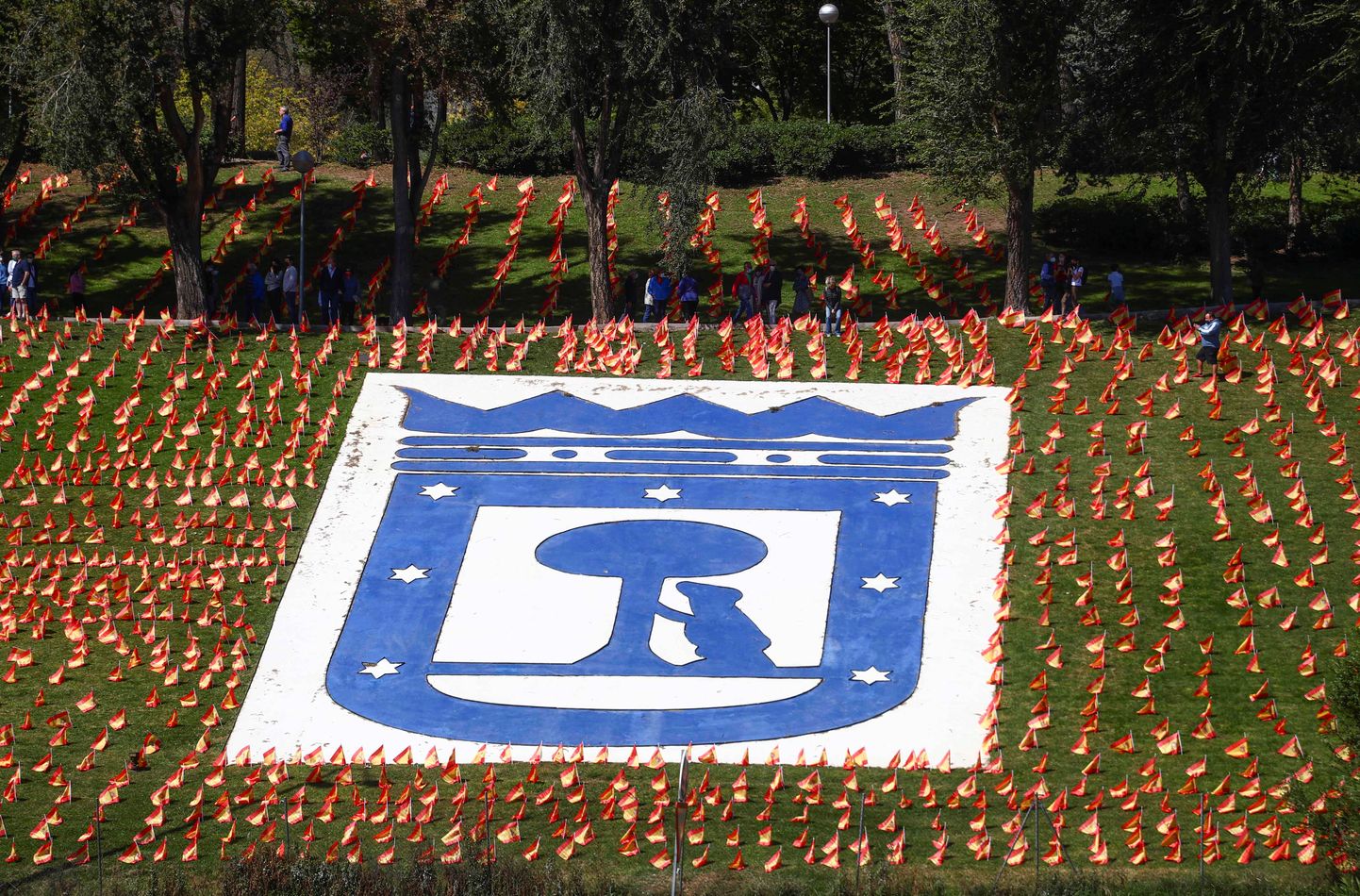 Covid-19 ohvrite mälestuseks Madridi parki pandud Hispaania lipukesed.