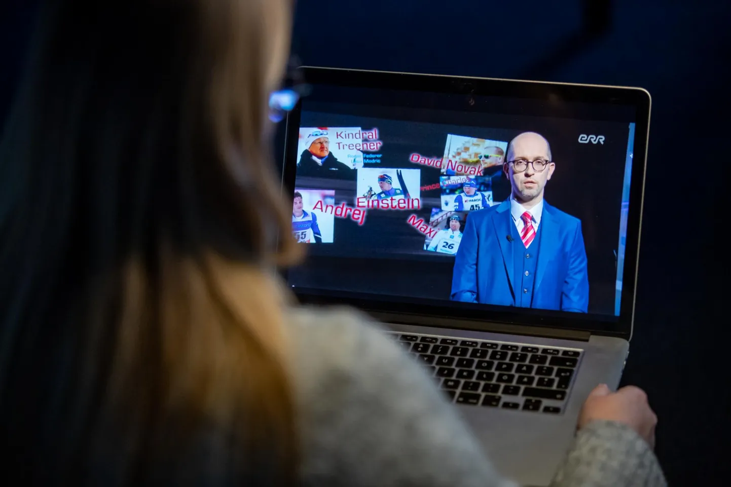 ERRi ajakirjanik Mihkel Kärmas juhatamas sisse «Pealtnägija» saatelõiku Alaverist ja suusatajate dopinguskandaalist.  FOTO: Eero Vabamägi