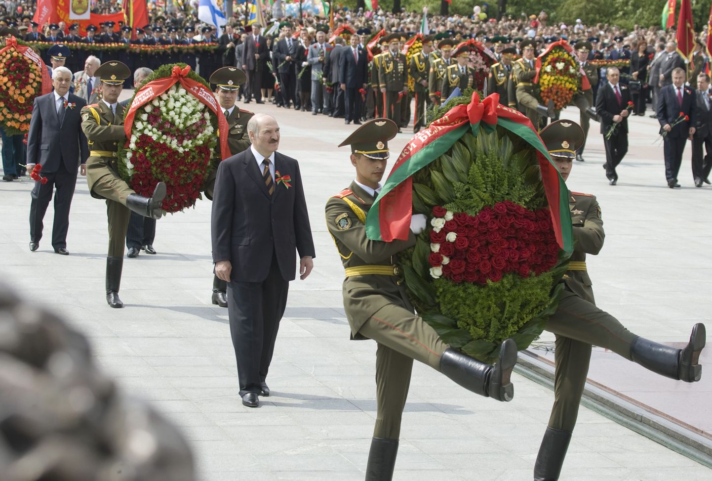 Valgevene president Aljaksandr Lukašenka pärgade asetamise tseremoonial Minskis võidupäeval.
