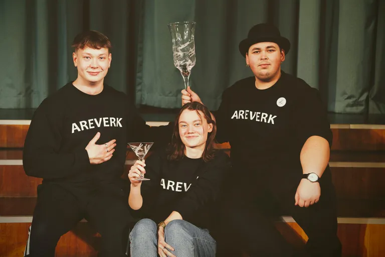 NÄITETRUPP AREVERK (vasakult Uku Pokk, Kirke Medri ja Matis Prostang) veebruaris Betti Alverile pühendatud luulepäevade “Tähetund” laureaatidena.