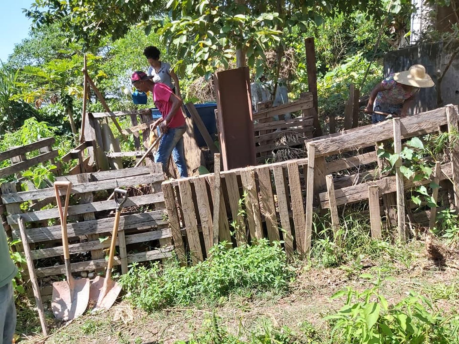 São Paulo veerel asuva slummi Vila Nova Esperança elanikud töötamas kogukonnaaias.