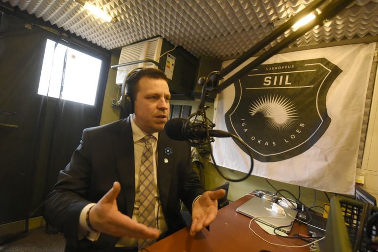 Peaminister Jüri Ratas suurõppuse Siil 2018 meediakeskuses õppuse raadio Sõduri FM stuudios.