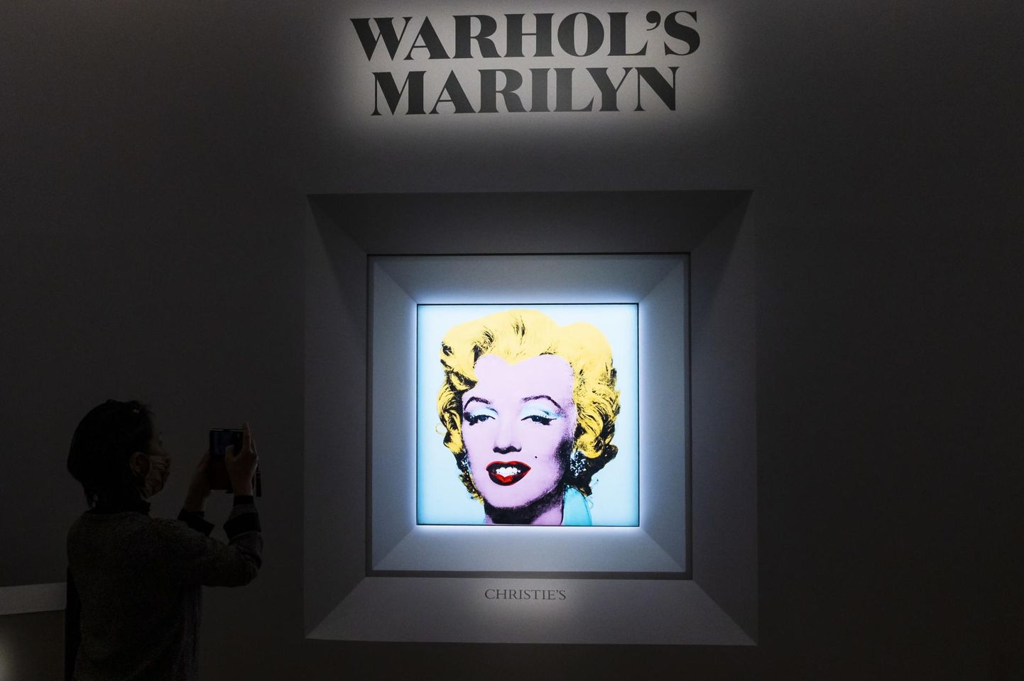 Surnud tähe kuma Christie’s oksjonil. Andy Warholi «Shot Sage Blue Marilyn» (1964) loodetakse minevat 200 miljoniga kaubaks. Varasem Warholi oksjonirekord kuulub 2013. aastal 105,4 miljoni USA dollariga müüdud teosele «Silver Car Crash (Double Disaster)». Kõige kallim 20. sajandi maal, mis on kunagi oksjonil müüdud, on Picasso «Les femmes d’Alger» (versioon «O»), mille eest maksti 2015. aasta mais 179 miljonit USA dollarit. 