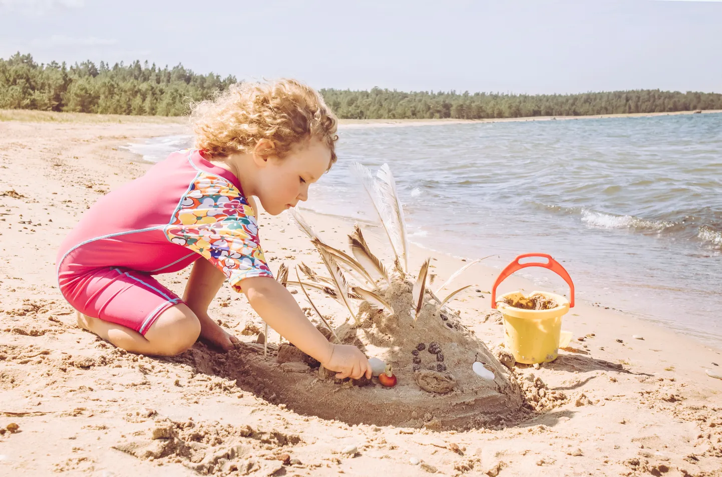 Tüdruk Hiiumaa rannaliival mängimas. Foto illustratiivne.