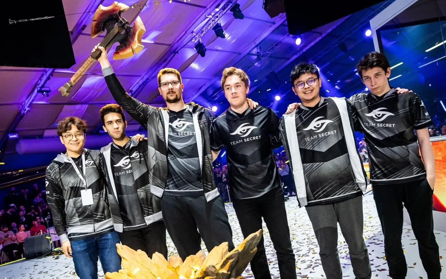 Клемент Puppey Иванов (в центре с наградой) со своей командой Team Secret.