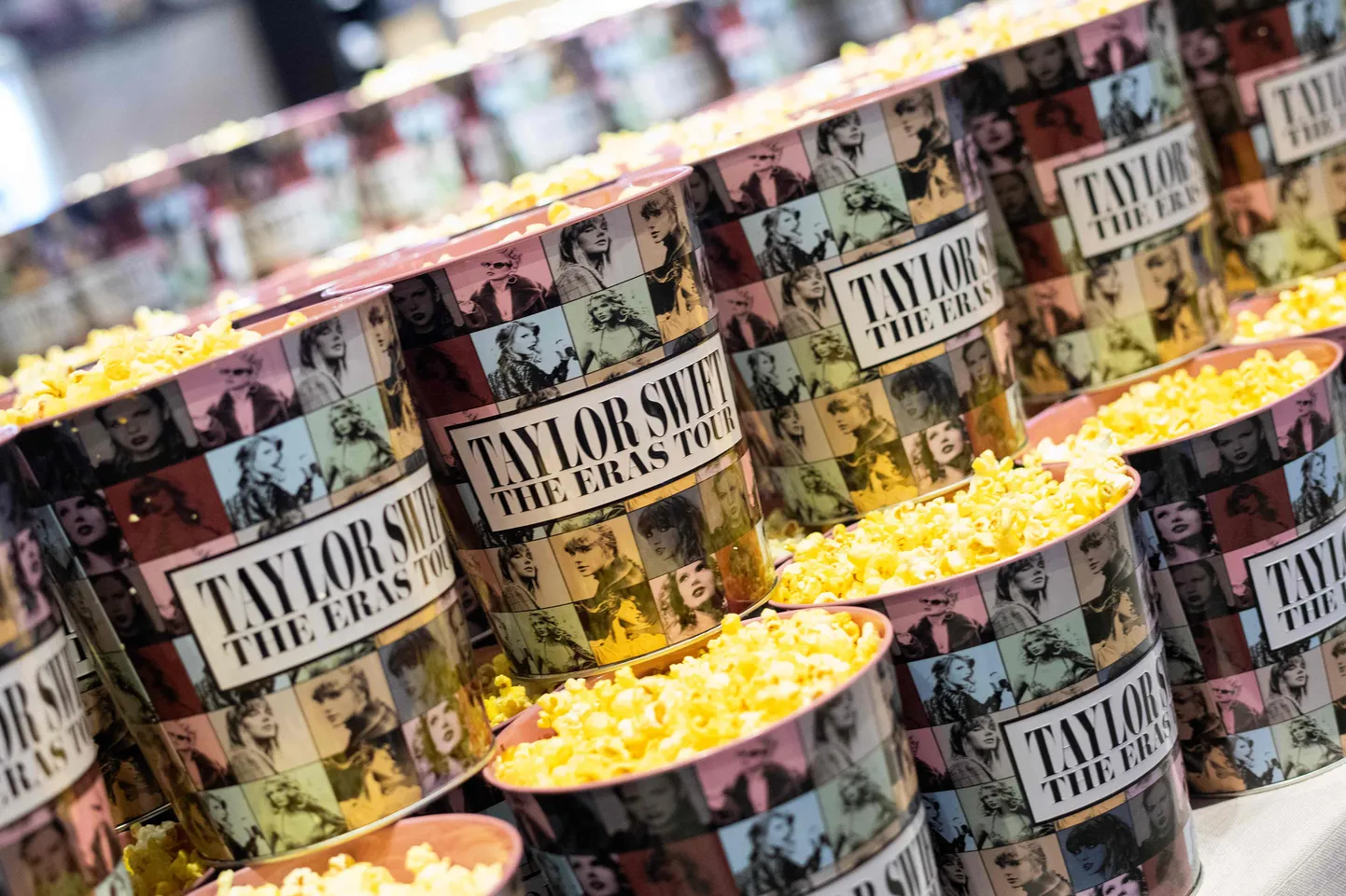 Taylor Swifti kontsertfilmi kirjadega popkorn Los Angelese kinos.