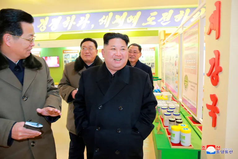 Kim Jong-un kaaskonnaga riiklikus teaduskeskuses.