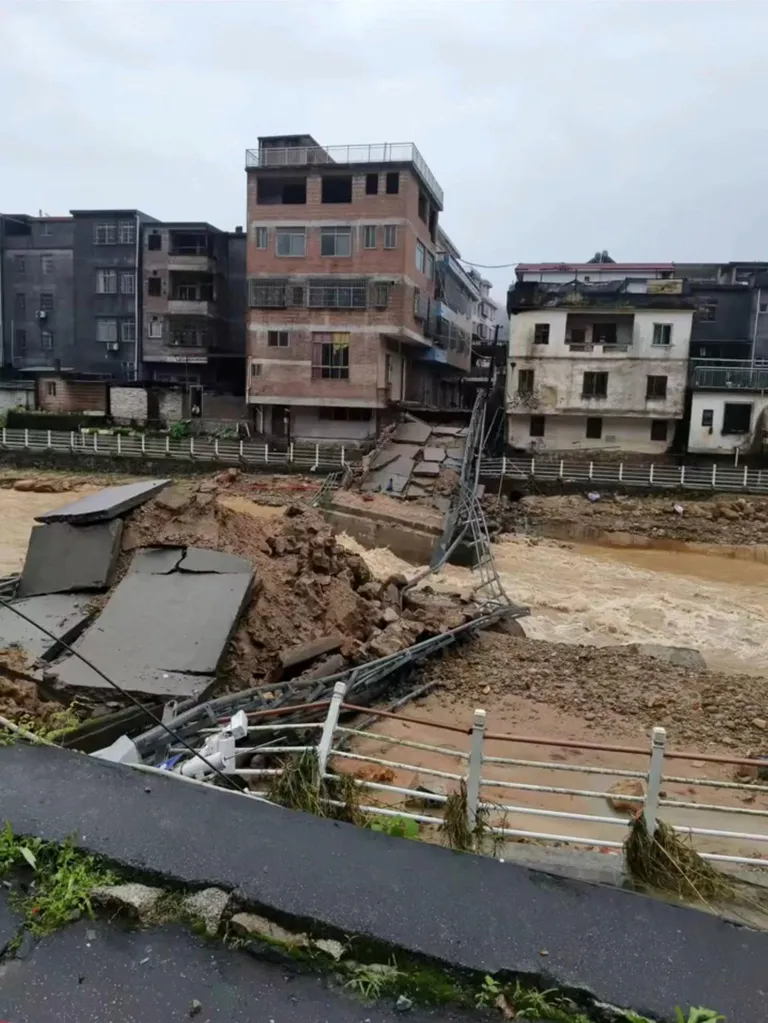 Разрушенный мост в Хэюане