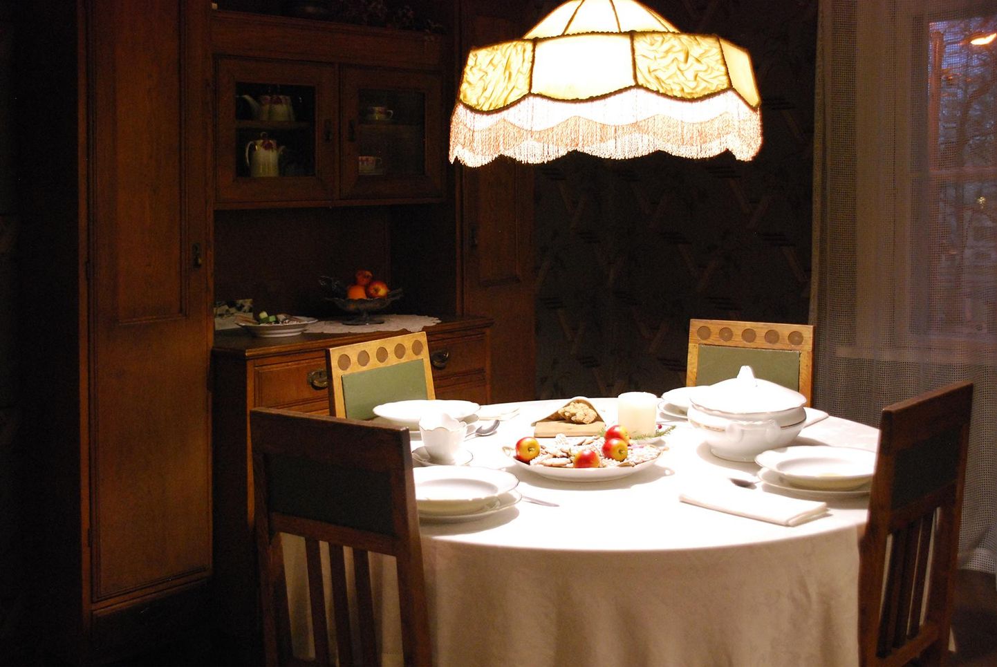 A. H. Tammsaare Kadrioru kodu söögituba, kus igal pereliikmel oli toidulaua taga oma kindel koht. 