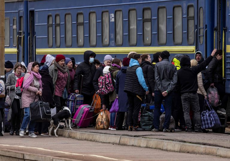 Семьи покидают Краматорск после полномасштабного российского вторжения, апрель 2022 года.