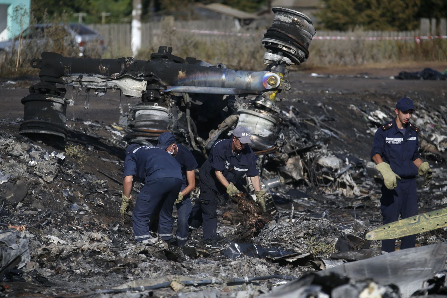 Ukraina päästetöötajad Ida-Ukrainas Hrabovo lähistel õnnetuspaigas