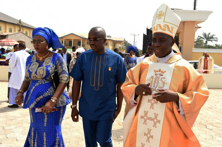 Kuju rajamist toetanud Obinna Onuoha (keskel), tema abikaasa Nkeiru ning piiskop Augustine Ukwuoma.