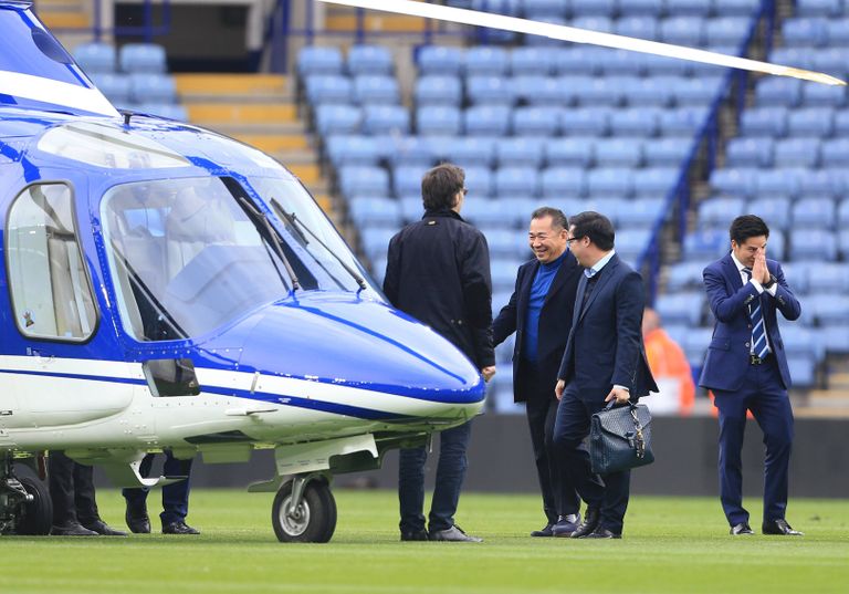 Jalgpalliklubi Leicester City Vichai Srivaddhanaprabha (keskel) oma helikopteri juures
