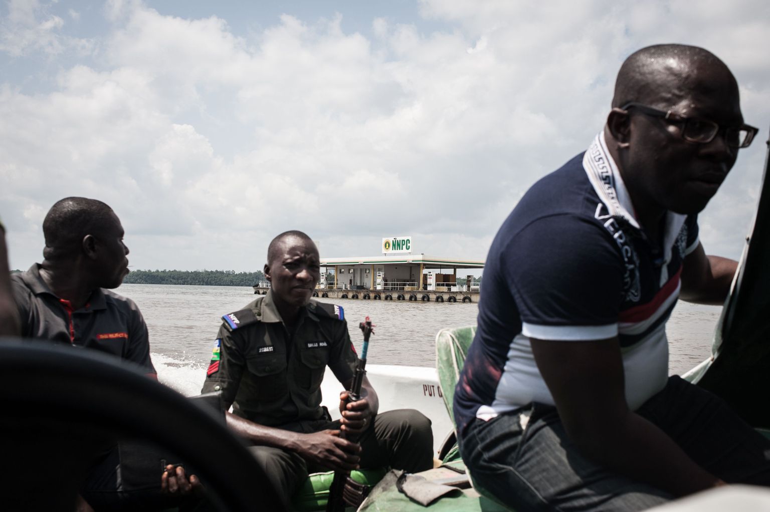 Nigeeria politseijõud üritavad ohjeldada sissirünnakuid naftarajatistele.