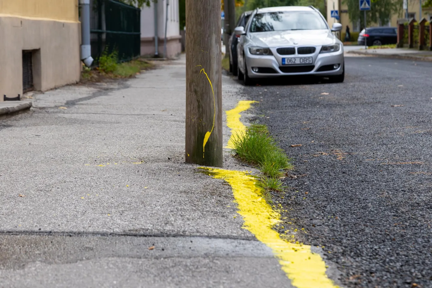 На улице Пеэтри, Тарту, активист, выступающий против парковки, провел желтую линию с таким усердием, что краска попала на фонарный столб.