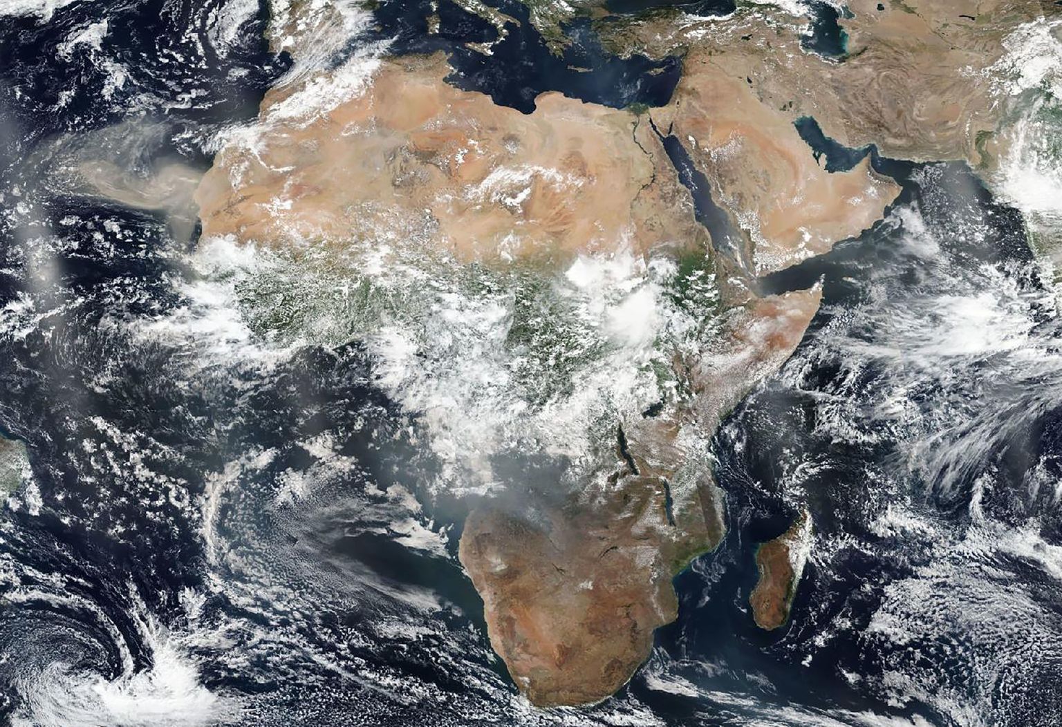 NASA satelliidipildilt on näha Kesk-Aafrika vihmametsa põlengust tekkinud suitsupilve