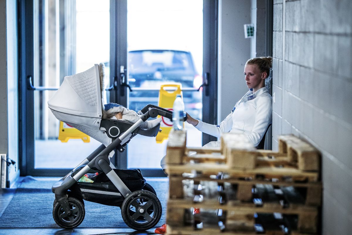 Meistrite puhkepausid.
2018. aasta Eesti vehklemise meistrivõistluste võitjad Sten Priinits ja Katrina Lehis matšide vahel puhkamas. 