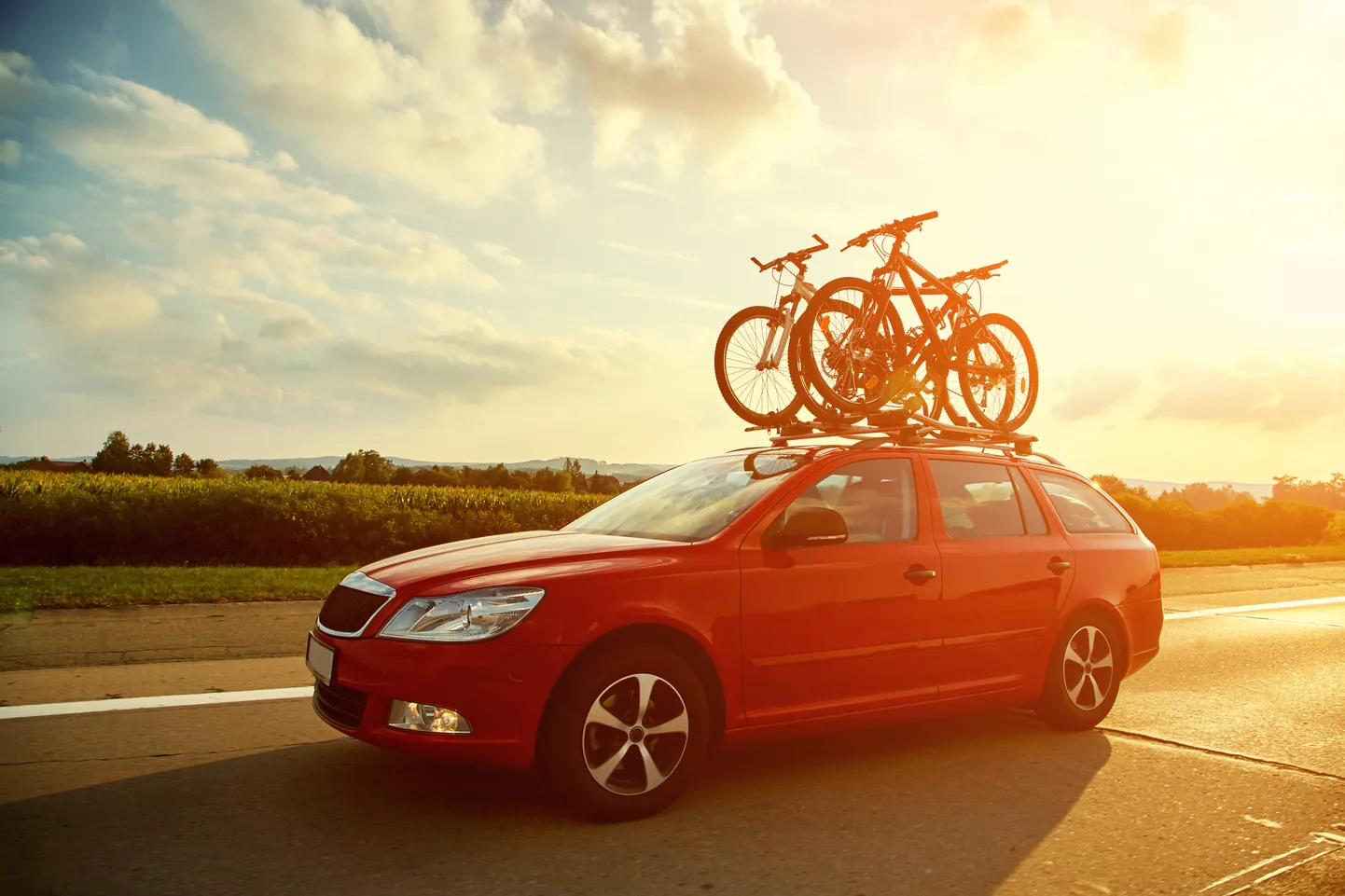 Automašīna Škoda Octavia ar velosipēdiem uz jumta bagāžnieka