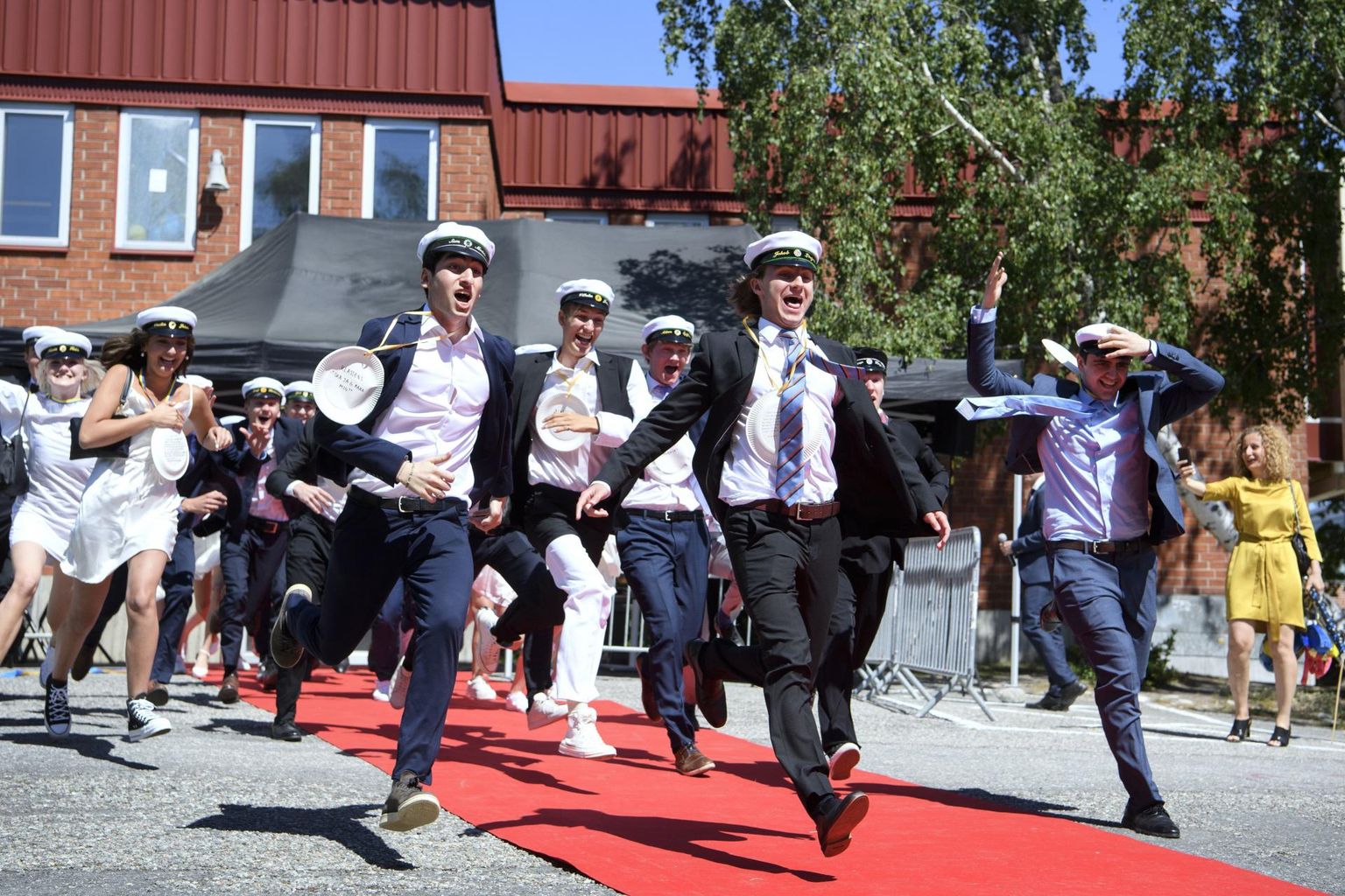 Stockholmi õpilased juunis keskkooli lõpetamist tähistamas. Uue õppeaasta alguse eel muretsetakse Rootsis õppetöö turvalisuse pärast.