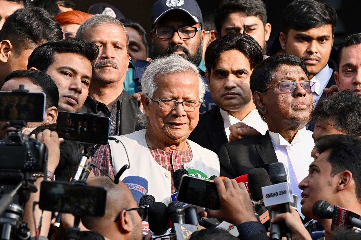 Nobeli rahupreemia laureaat Muhammad Yunus pärast kohtuistungit.