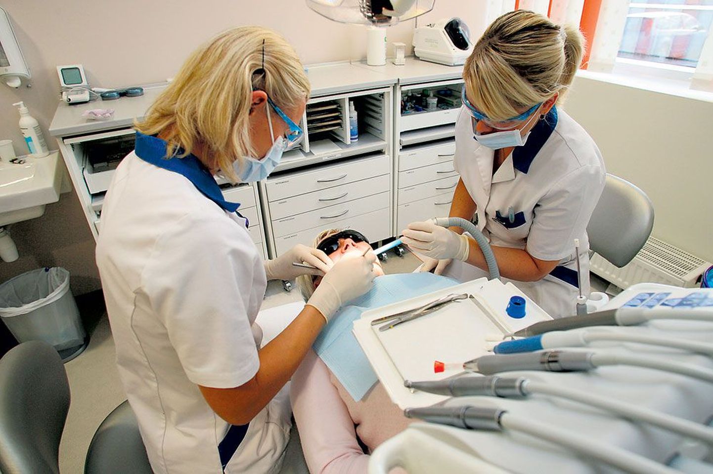 Tartu Medicumi hambaarst Kätlin Hiiob (vasakul) ja ta assistent Annika Raik praegu tööpuuduse üle ei kurda.