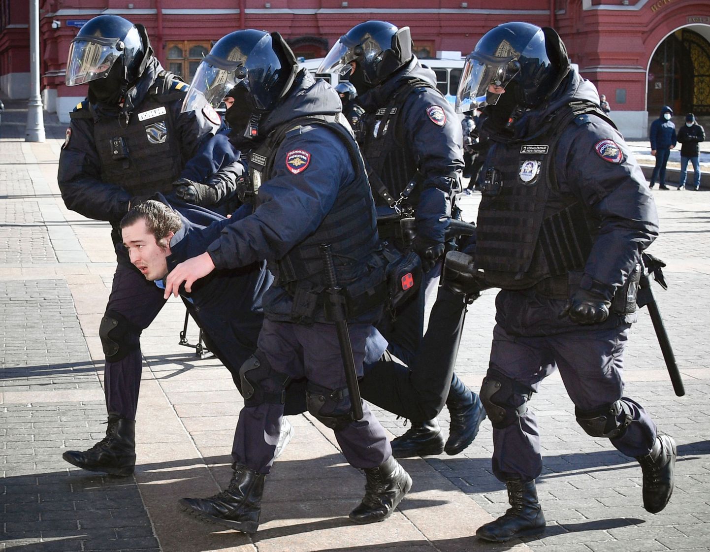 Жесткое задержание на Манежной площади в Москве.