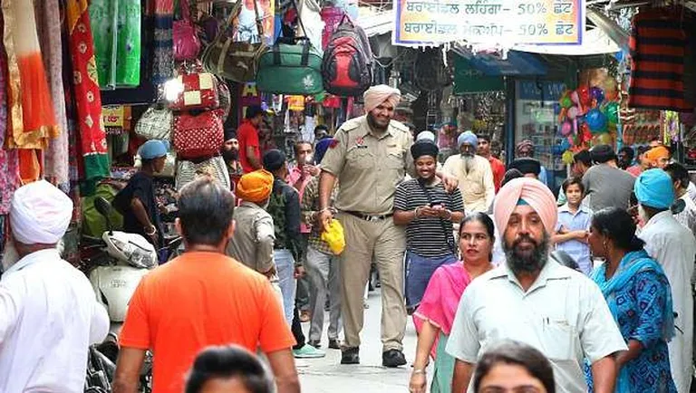 India politseinik Jagdeep Singh, kelle pikkus on 228 sentimeetrit