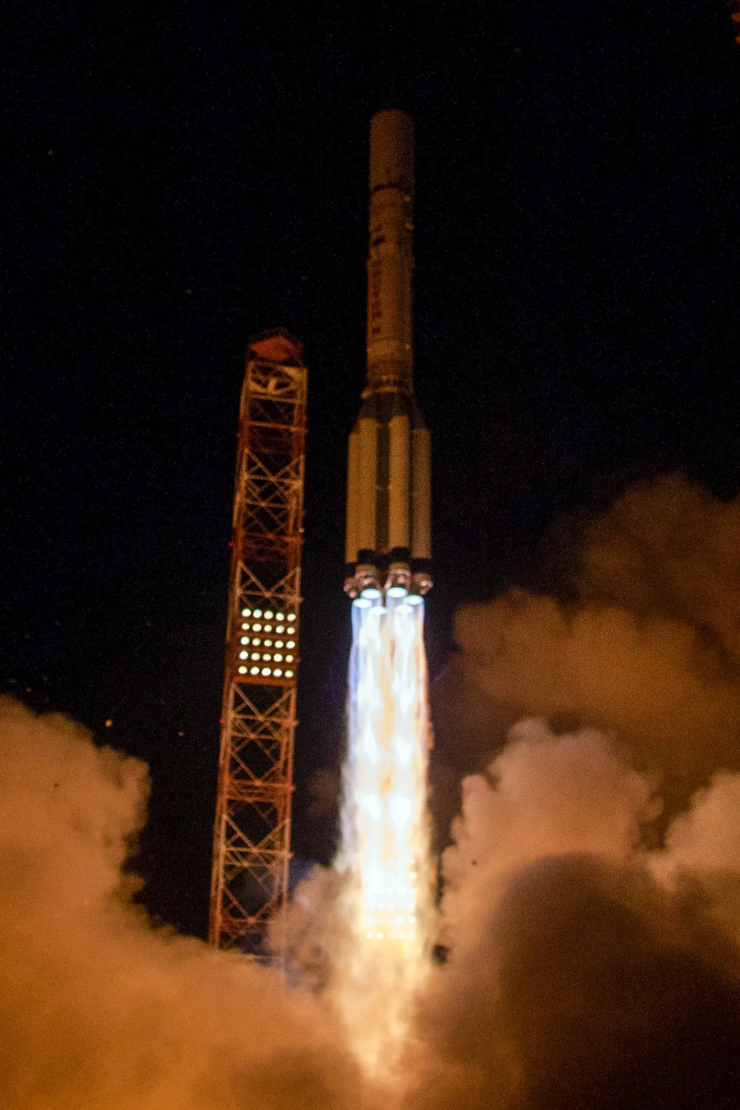 Eelmise põlvkonna Proton-M raketi õhkutõus.