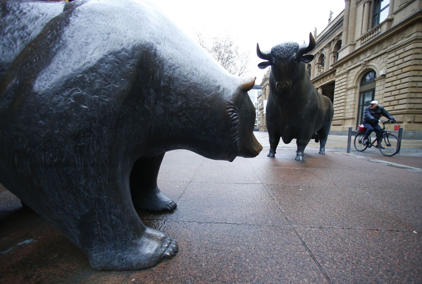 Karu ja pulli skulptuur Frankfurdi börsi ees.