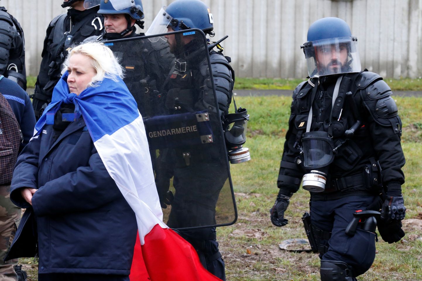 Prantsuse lippu kandev meeleavaljada politseinike ees seismas.