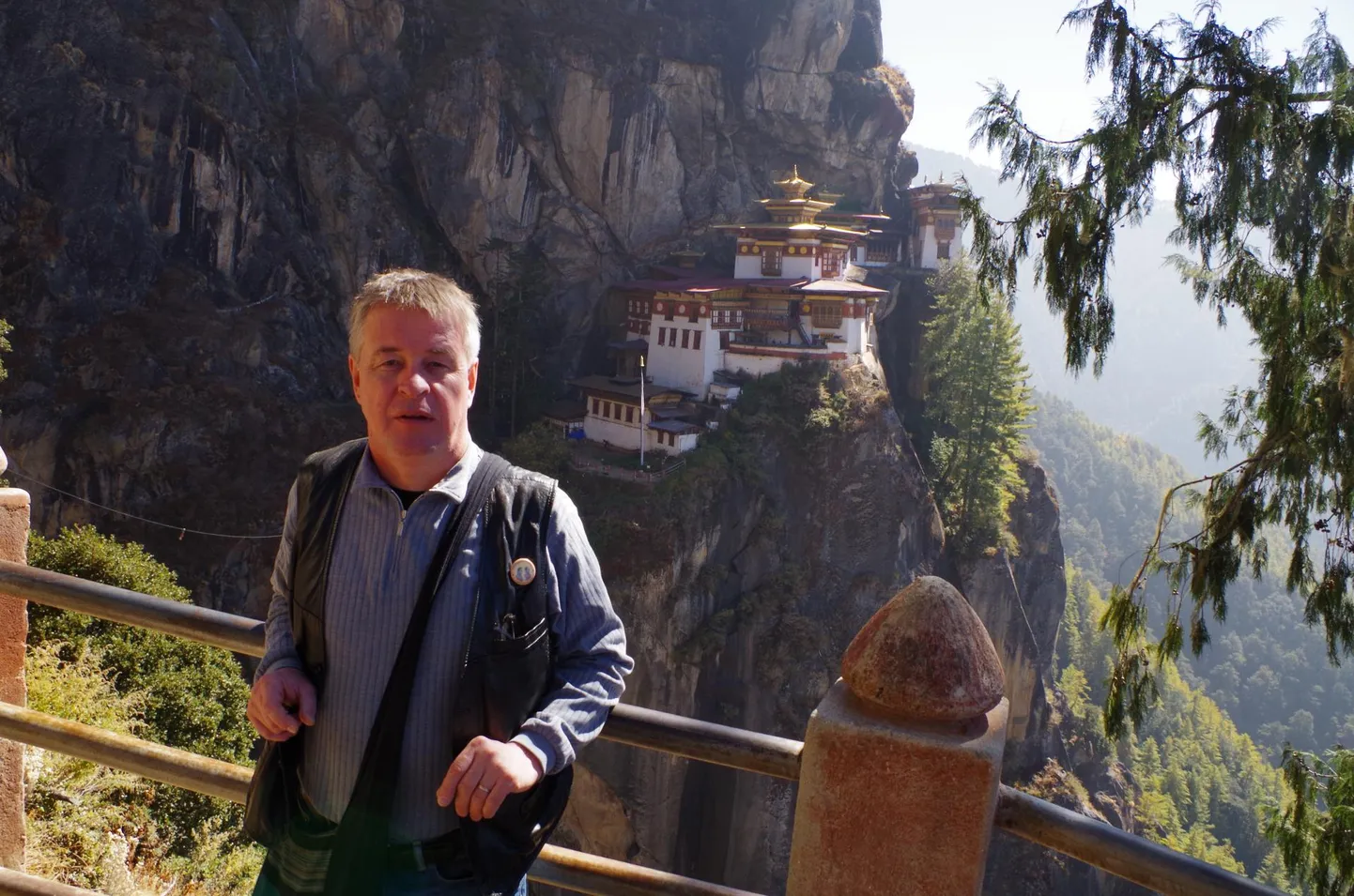 Märt Läänemets Bhutanis Taktsangi ehk Tiigripesa kloostri taustal. FOTO: Erakogu